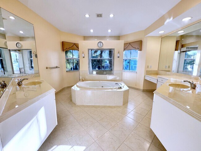 Building Photo - 5028 SW 170th Ave