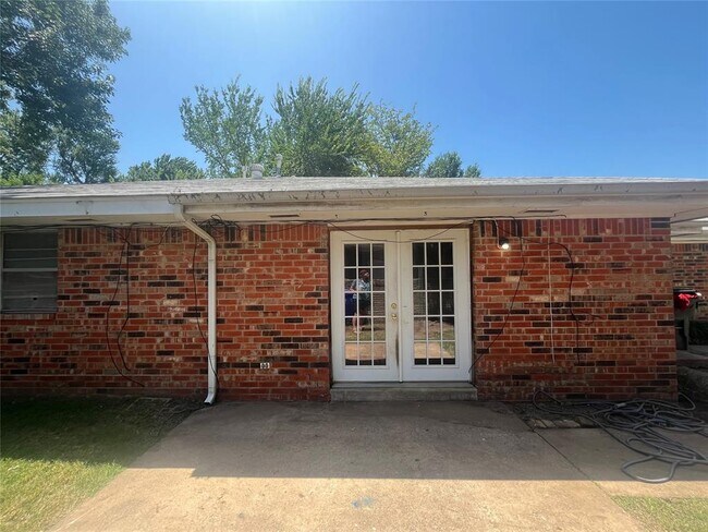 Building Photo - 2240 Donna Dr