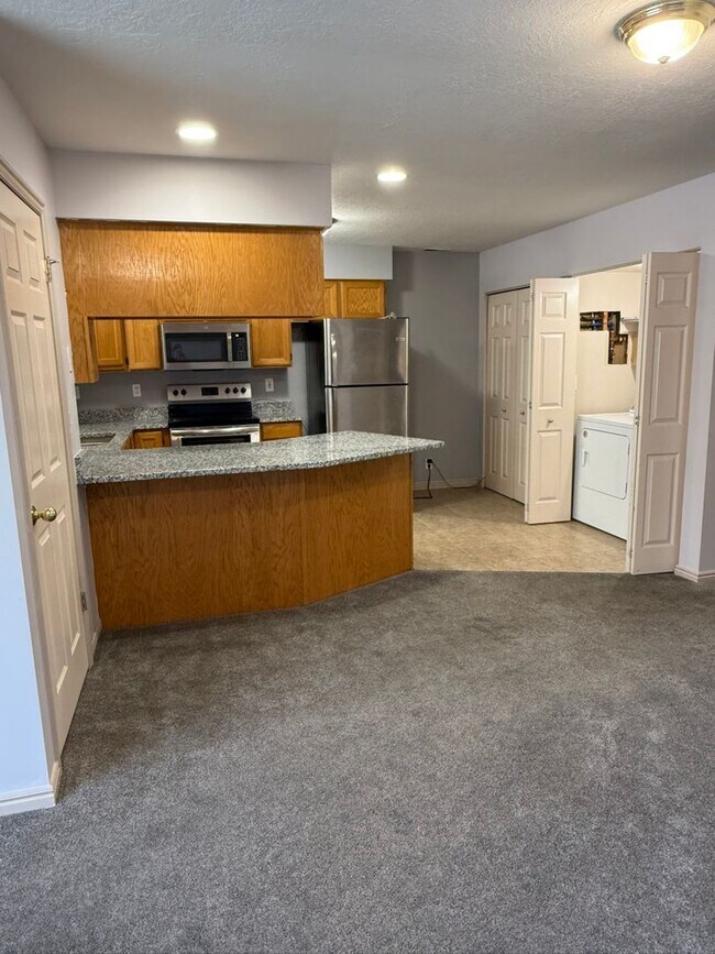 Building Photo - 370 W 4900 S