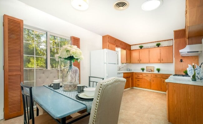 Building Photo - 3 Bedroom 1 Bathroom House Tucked in the T...