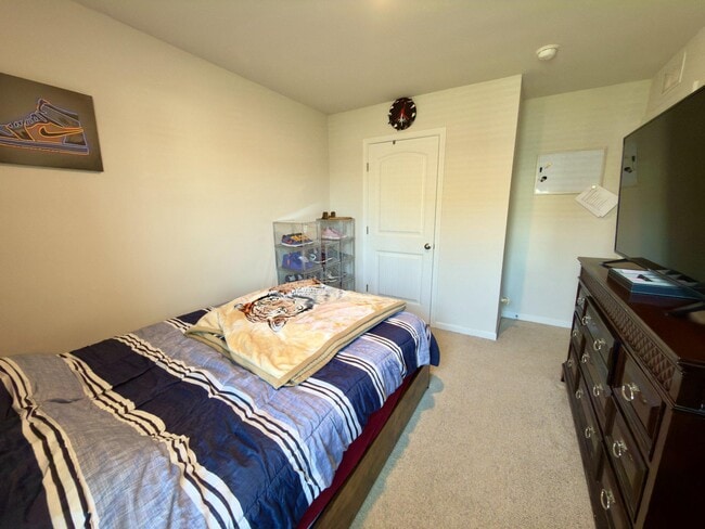 Building Photo - 61 New England Dr