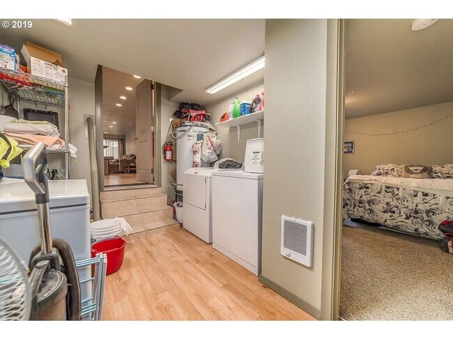 Building Photo - Charming 4-Bedroom Home Near UO Campus – Spacious, & Well-Maintained
