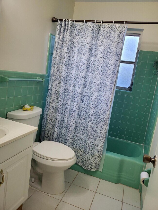 Building Photo - 5150 NE 17th Terrace