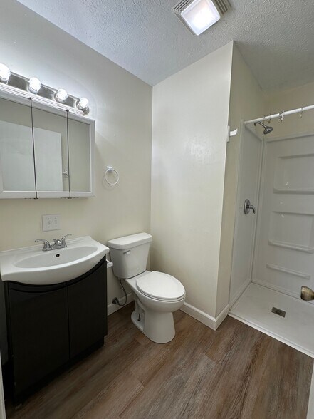 Building Photo - 335 W State St