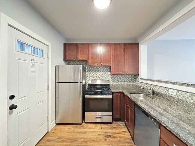 Building Photo - 4422 N Wolcott Ave