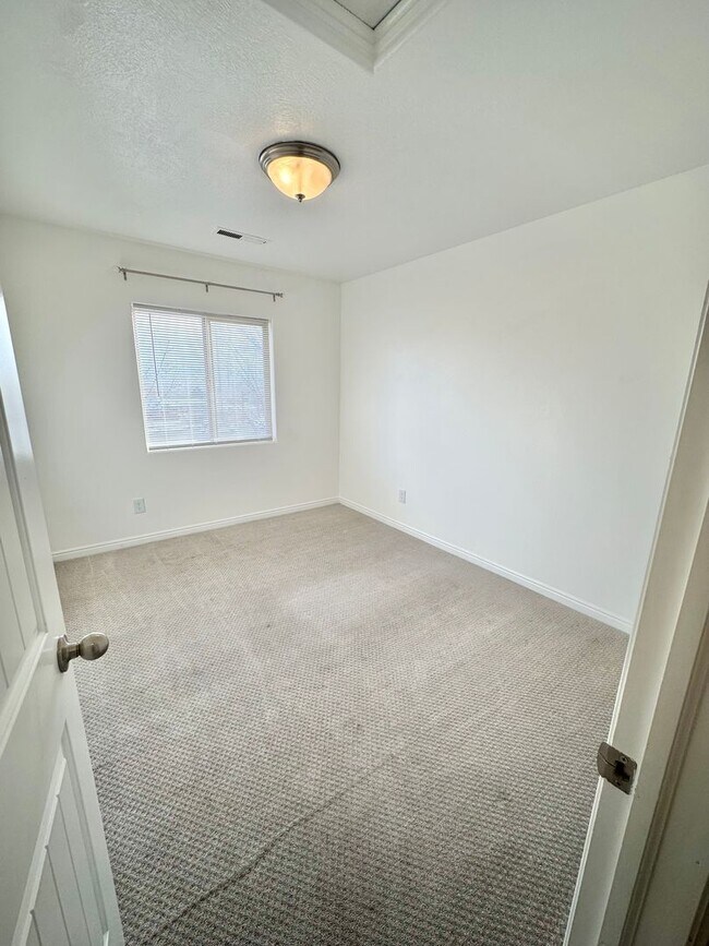 Building Photo - 3 Bedroom End Unit Townhome!