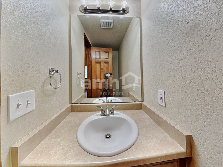 Building Photo - 2325 Hyacinth Rd