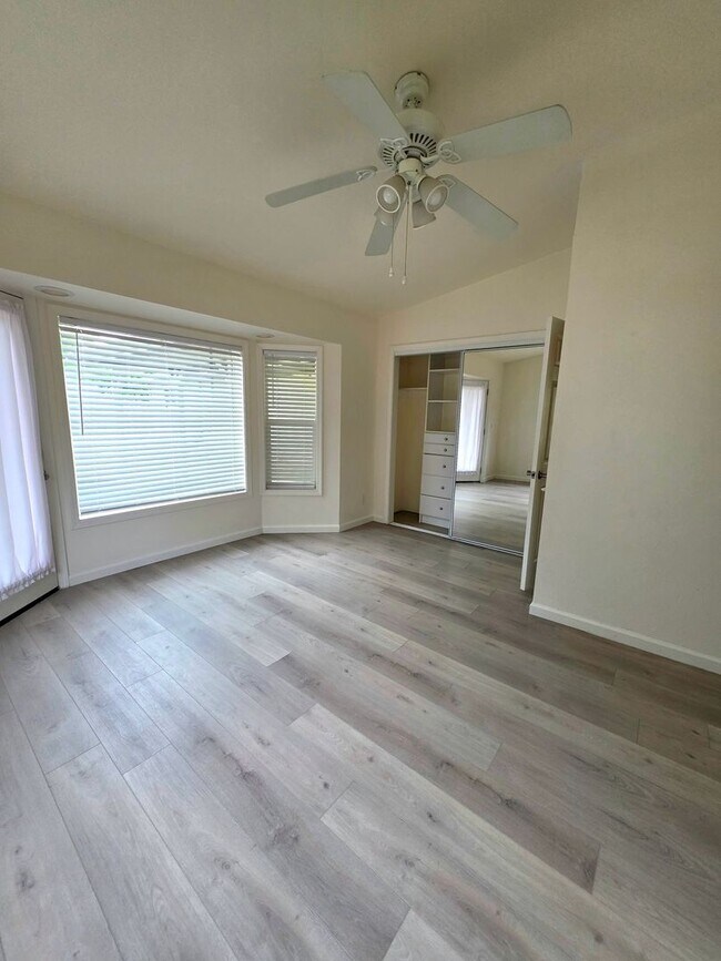 Building Photo - 4BR/3BA with PRIVATE IN-LAW SUITE / SECOND LIVING SET-UP