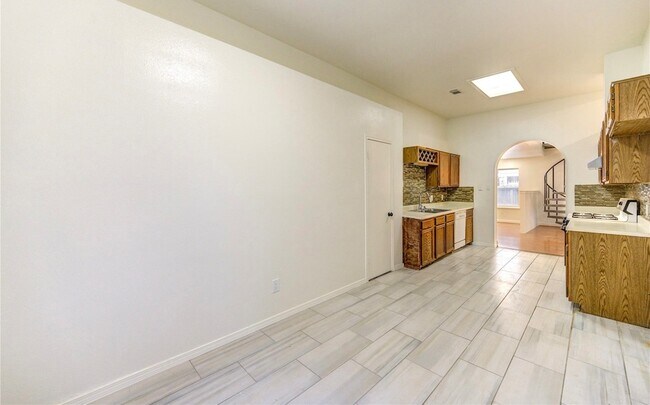 Building Photo - 16830 Scenic Gardens Dr