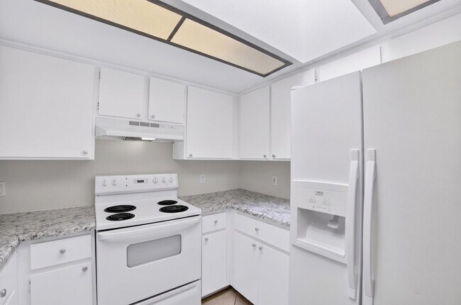 Building Photo - Modern Updated Tempe Townhome Near ASU & Downtown with Resort-Style Amenities
