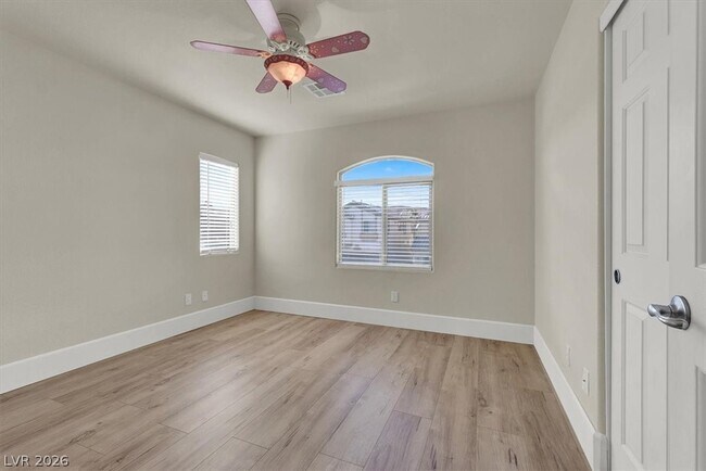 Building Photo - 446 Center Green Dr