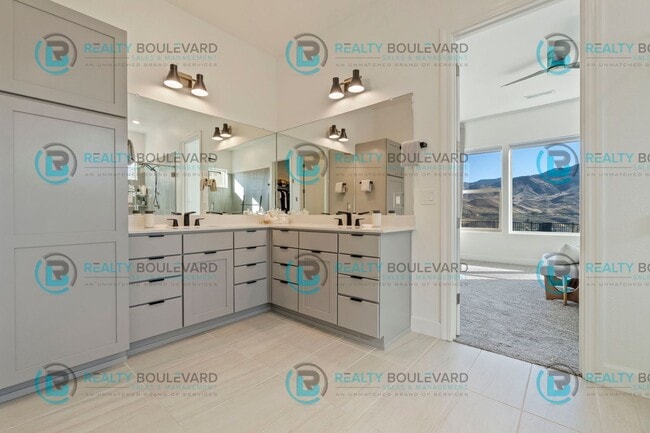 Building Photo - Stylish 3-Bedroom Sanctuary with Sophistic...