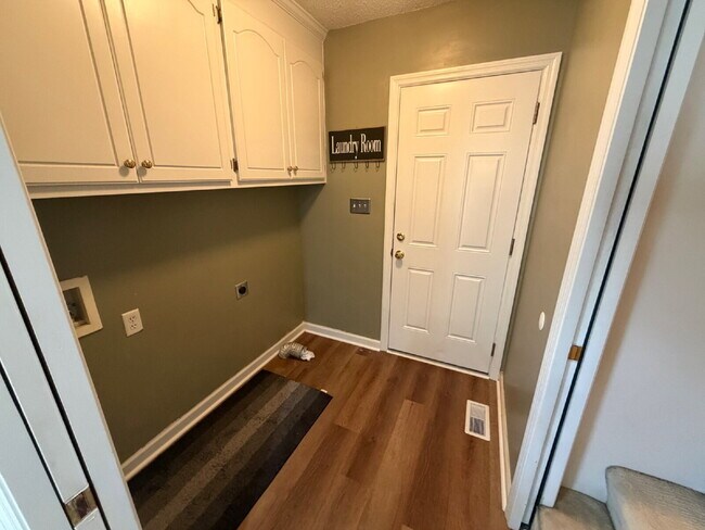 Building Photo - Updated 3 BR Home in Woodridge Estates~LAWN CARE INCLUDED