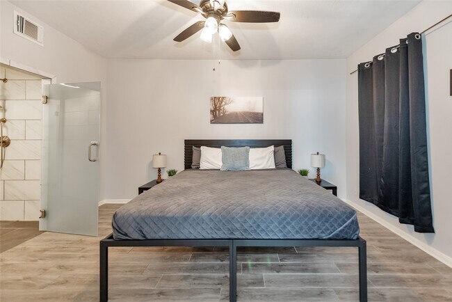 Building Photo - 10815 Oak Bayou Ln