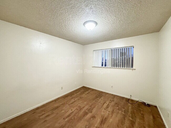 Building Photo - 3290 Cheyenne Dr