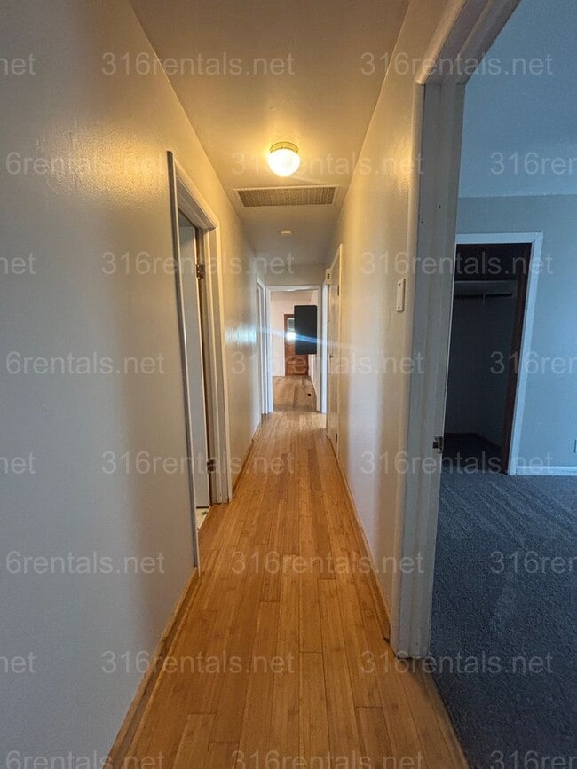 Building Photo - 3 bed 1 bath house available NOW!