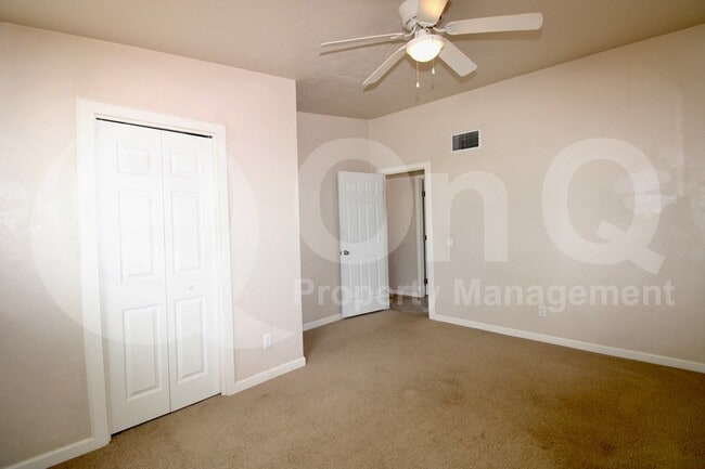 Building Photo - 4043 E Deseret Dr