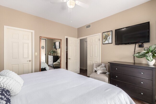 Building Photo - Resort-Style Living in the Heart of Scotts...