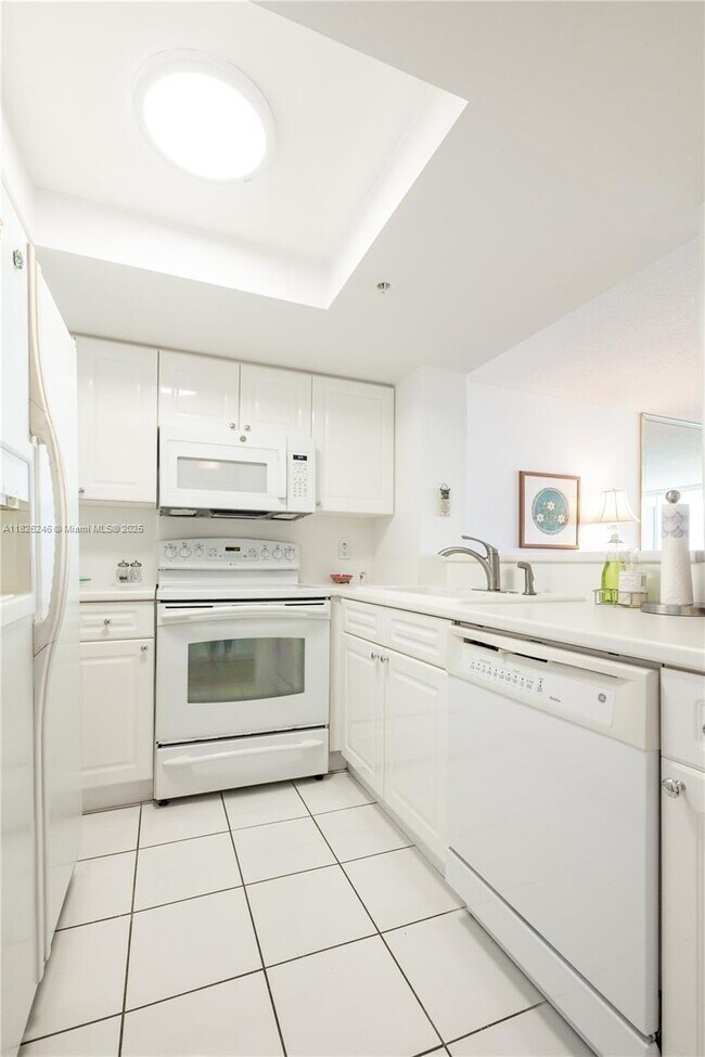 Building Photo - 1800 Sunset Harbour Dr