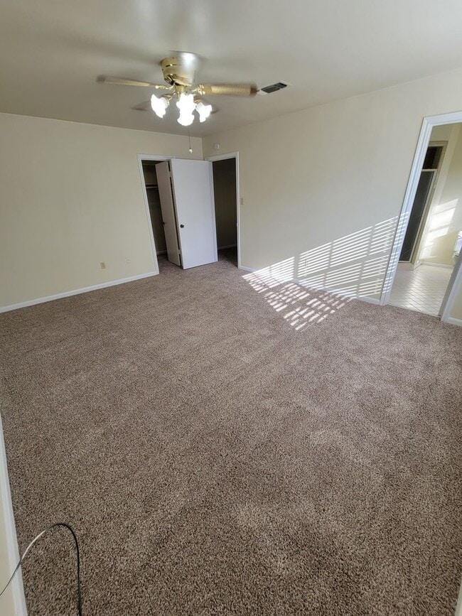 Building Photo - Bryan - 4 Bedroom - 2 bath - 2 story House with attached garage