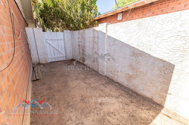 Building Photo - 8119 E Amelia Ave