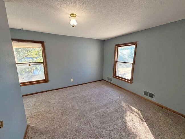 Building Photo - 2130 S Riverside Dr