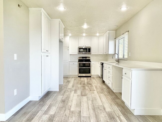 Building Photo - Gorgeous Home with Stunning Views!