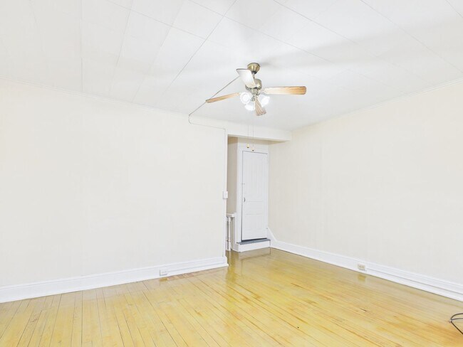 Building Photo - 735 N George St