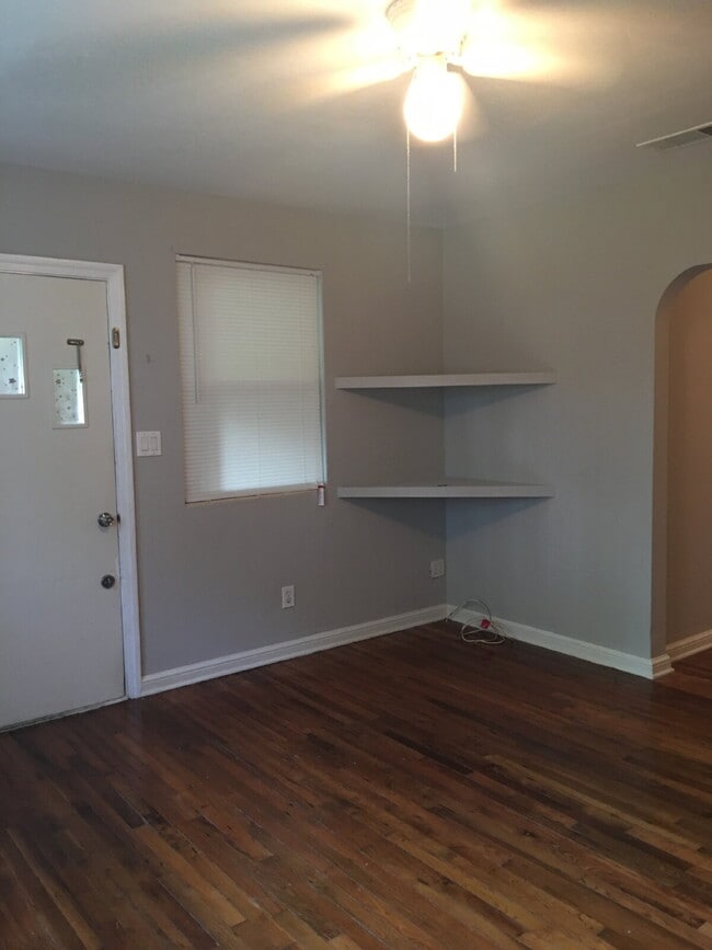 Building Photo - Charming Single family home with carport
