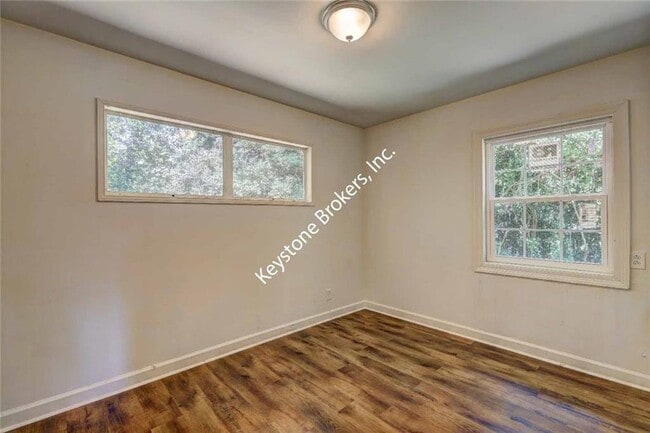 Building Photo - 2423 Thrasher Ave