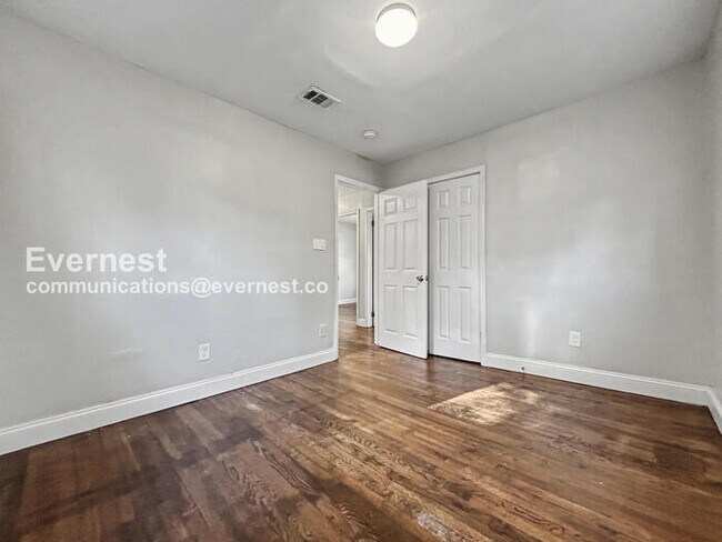 Building Photo - 3 Bed, 2 Bath Home with Carport / Pet-Friendly /Available Now!