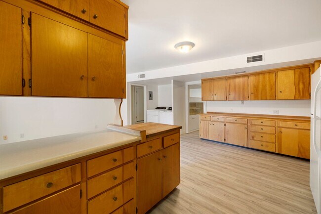 Building Photo - Reburbished 3bd/2ba, 2,275 sq ft home in Coconino Estates close to Hospital, park, downtown Flags...