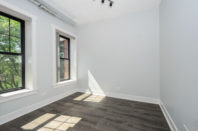 Building Photo - 7645 N Sheridan Rd