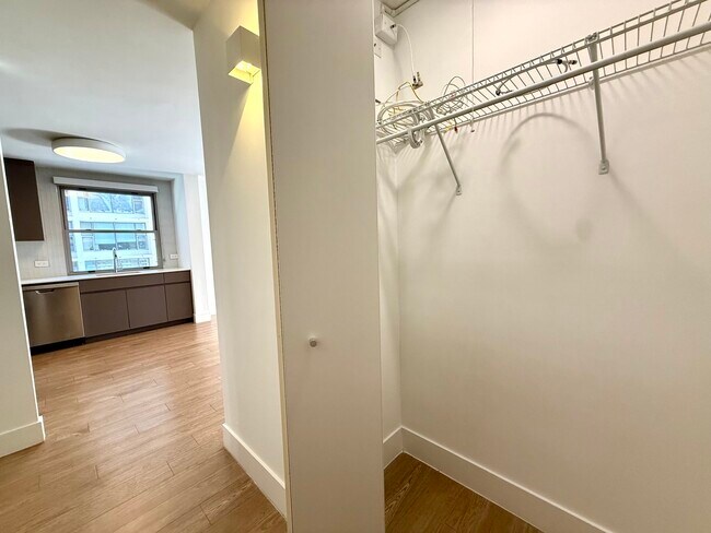 Building Photo - 420 W Belmont Ave