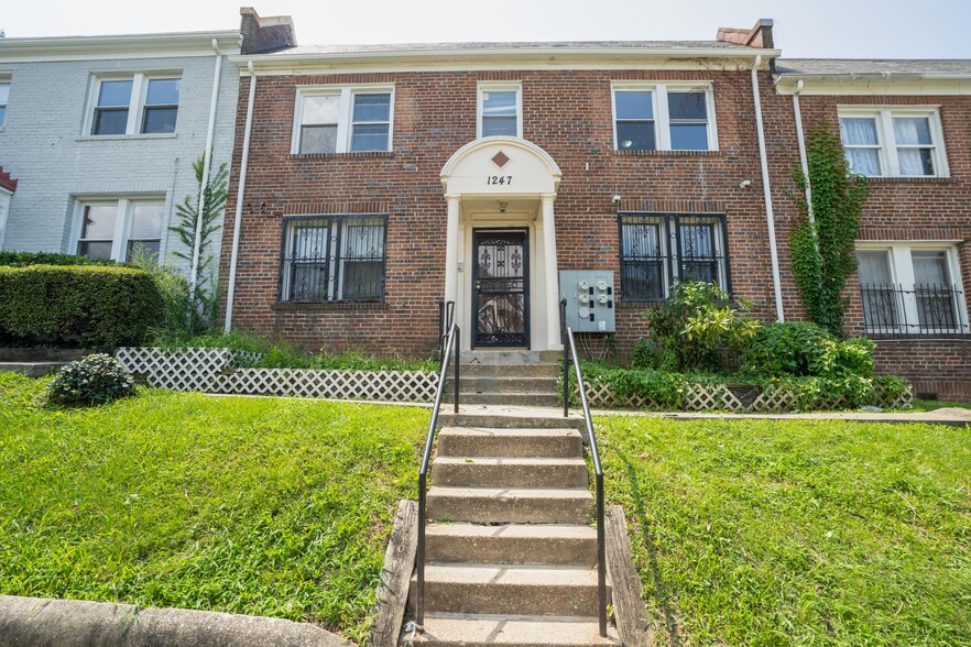 Front of building - 1247 Meigs Pl NE