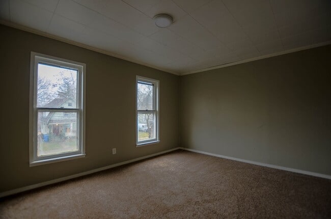 Building Photo - 6bd 2ba house | PLEX Neighborhood | Off st...