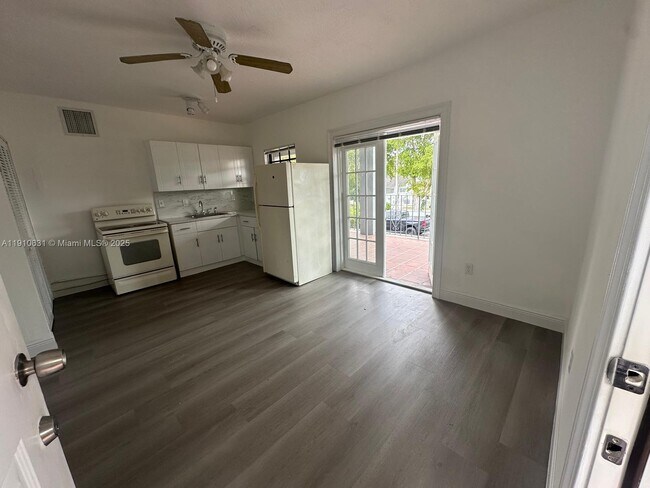 Building Photo - 312 SW 32nd Ave