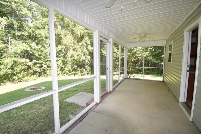 Building Photo - 165 Pender Rd
