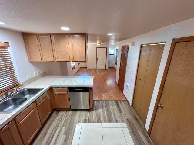Building Photo - Spacious 3-Bed Oasis with 1.5 Baths in Portland – Your Next Home Awaits!