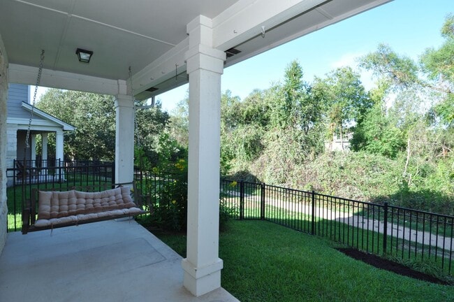 Building Photo - All appliances included! Gated lock and leave condo community in North Austin