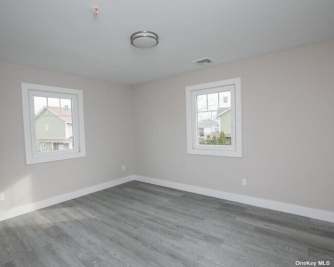 Building Photo - 170 W Montauk Hwy