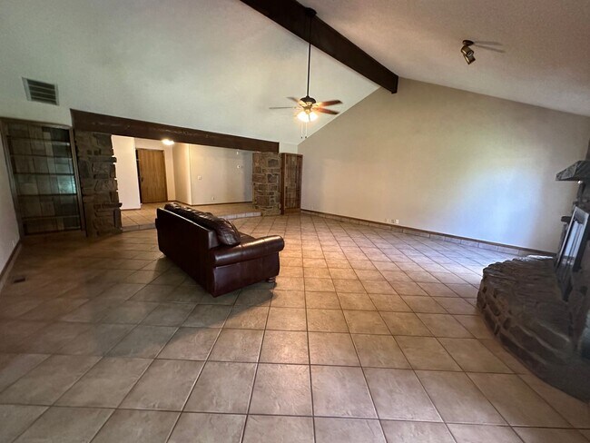 Building Photo - Large single story 4 bedroom