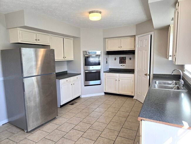 Building Photo - Spacious Split Level In Gainesway   251113