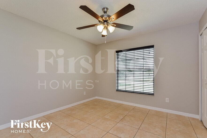 Building Photo - 569 N Apache Cir