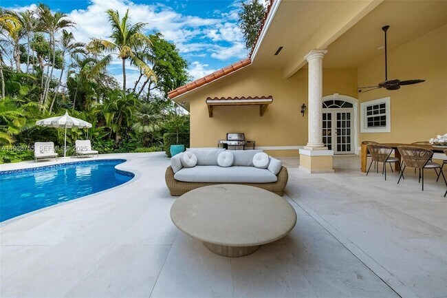 Building Photo - 1033 Almeria Ave