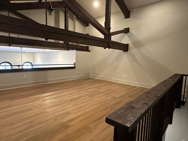 Building Photo - 307 W Main St