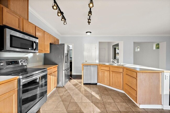 Building Photo - Modern 4-Bedroom Home with 5-Piece Primary...