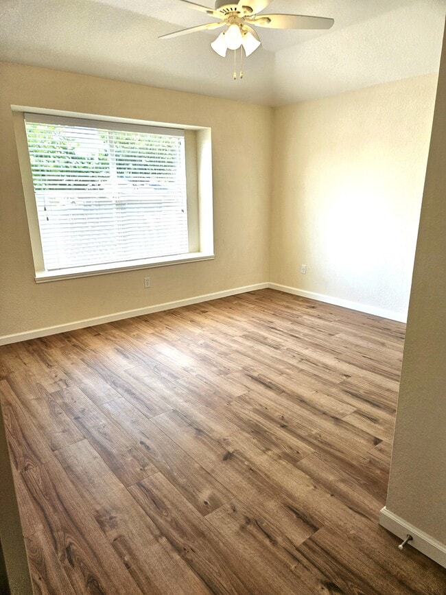 Building Photo - 1002 Woodview Dr