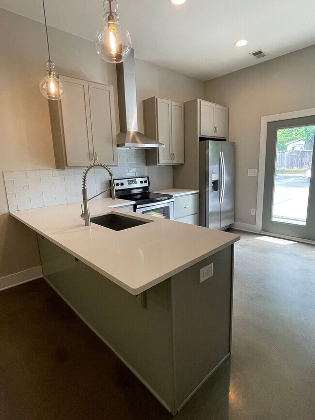 Building Photo - Incredible 2 Bedroom 2.5 Bath Townhome wit...