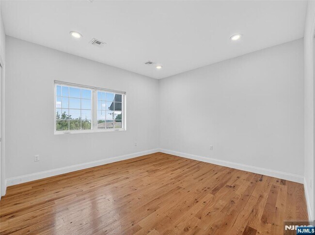 Building Photo - 524 Harrison Ave